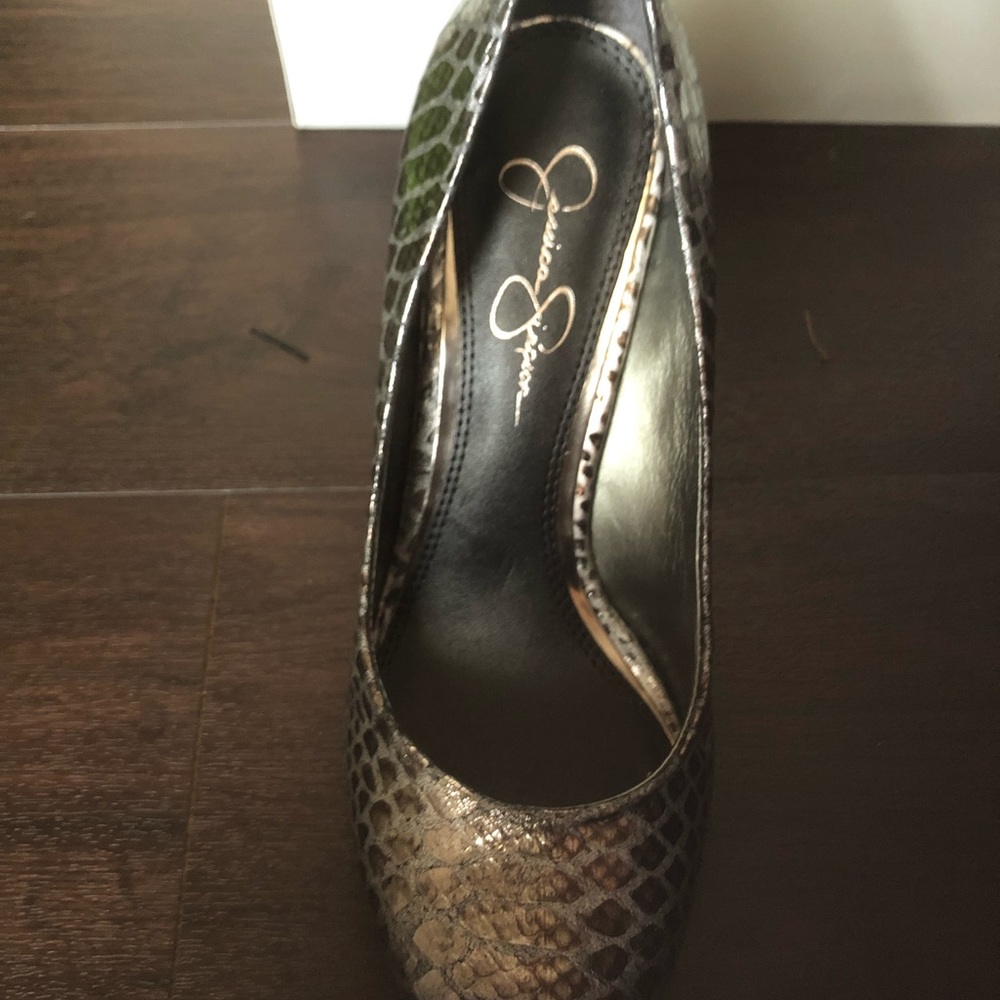 Round-toe Silver snake-like heels